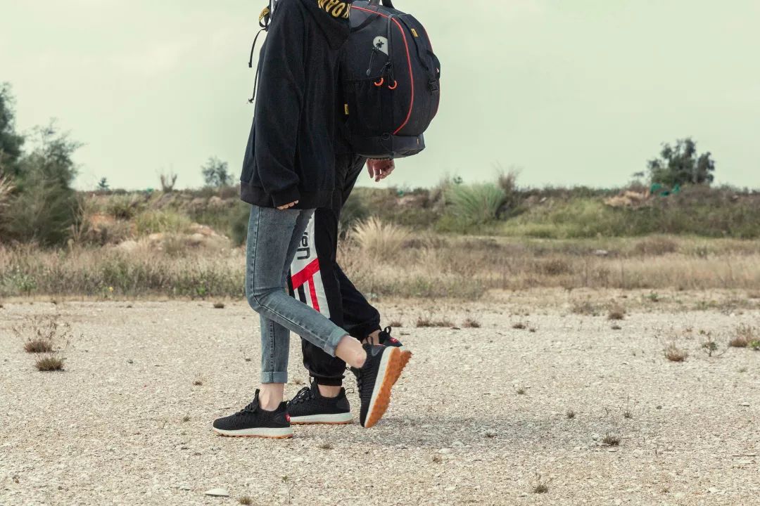 地表Zui强！暴雨蹦迪从不湿还巨暖和！比2个鸡蛋还轻，走8小时一点都不累