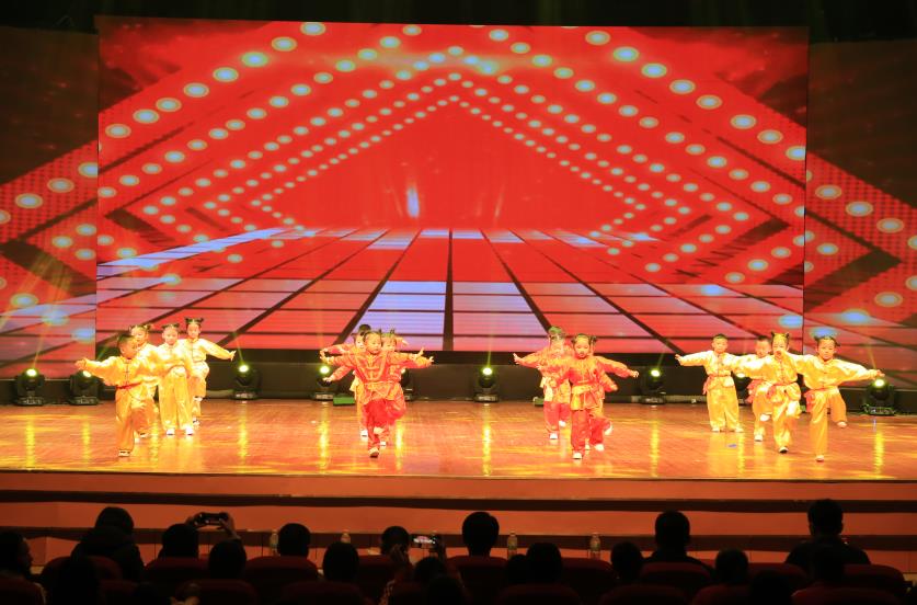 璺冲姩鍏ㄥ煄灏戝効鑸炶箞姣旇禌鐜板満,鑱婂煄骞挎挱浣撴搷澶ц禌