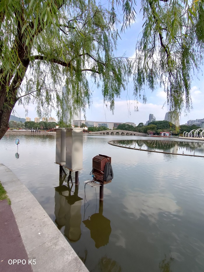 OPPOK5开箱上手:6400万超清四摄+30W闪充赛博金属意外好看