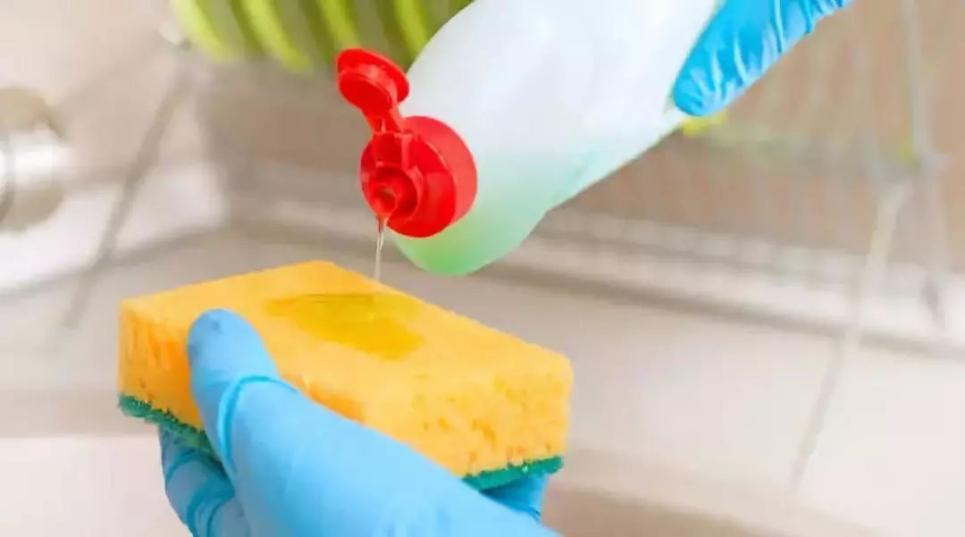 布艺沙发脏了怎么清洗没有吸尘器,皮革沙发时间长了脏了怎么清理