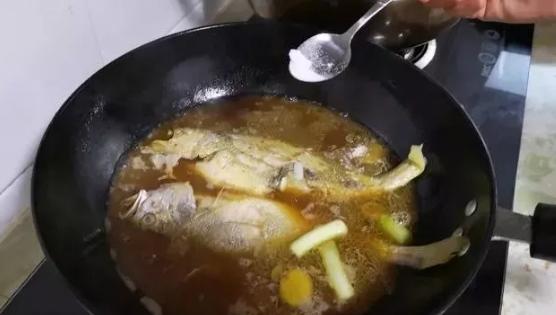 炖鱼用什么醋炖好,炖鱼去腥增香秘制调料