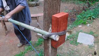 63岁中国大爷靠玩木头火到国外,61岁中国大爷惊呆老外