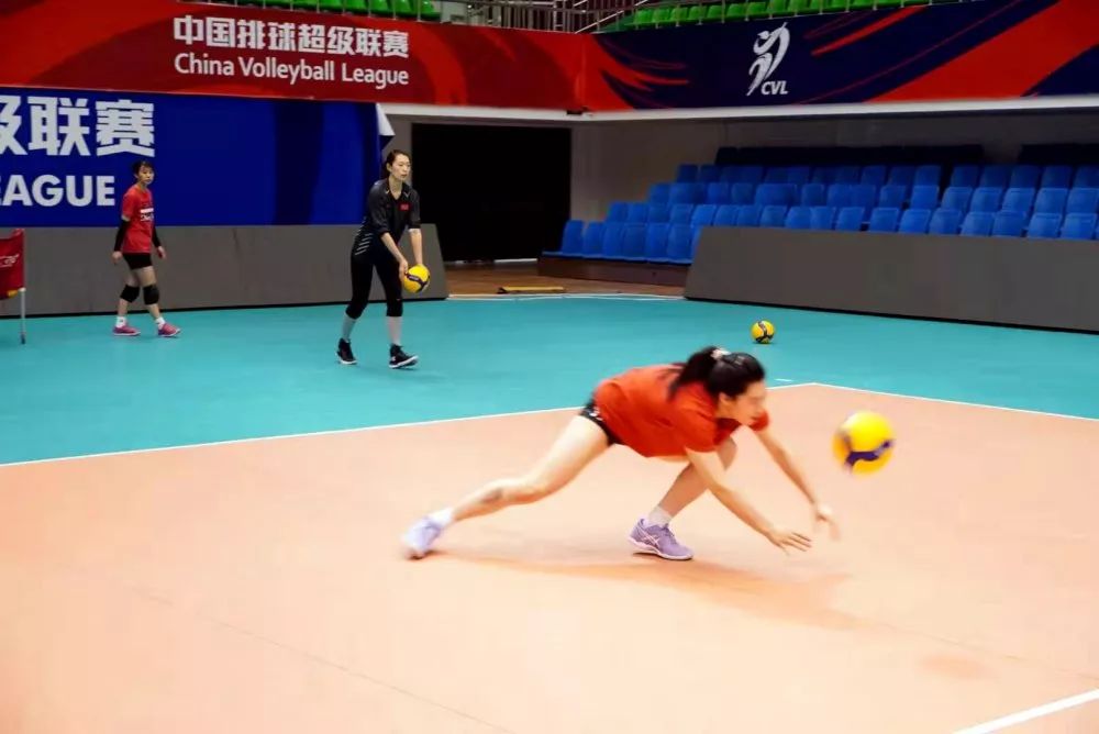 郎平探班中国女排视频,辽宁华君女排