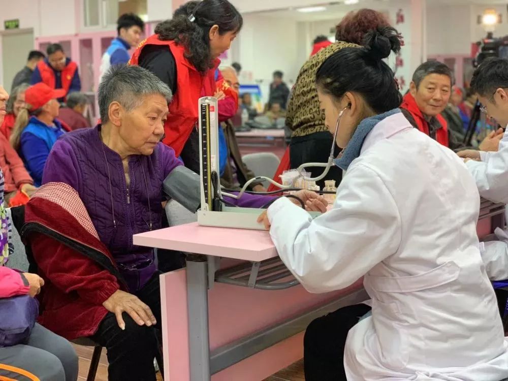 阴天下雨老年人,阴雨天老年人常感浑身酸痛