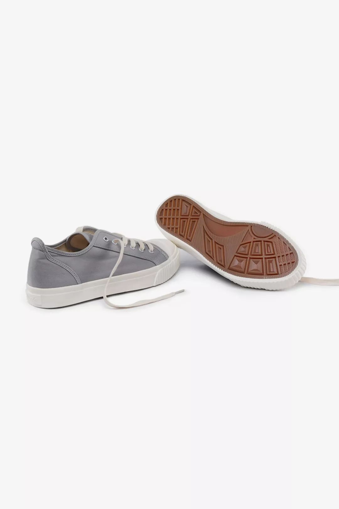 别装了，你的鞋已经出卖了你