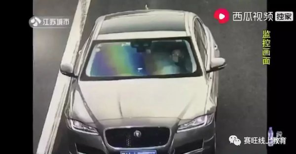 一家三口出行,司机竟是11岁男孩!母亲:他从小学场地赛车