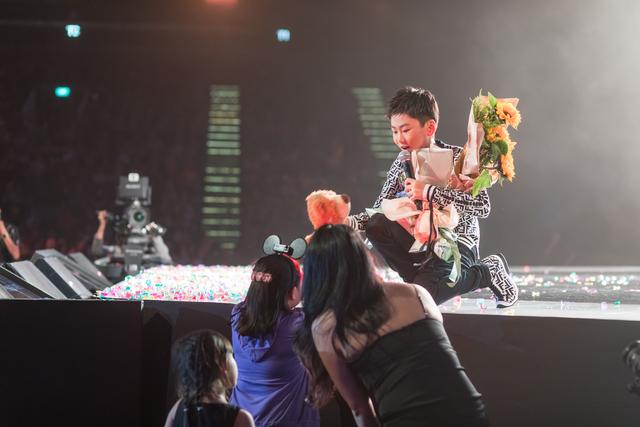 明星少年歌手EC一平惊艳新加坡“那些年那些歌”欢唱会