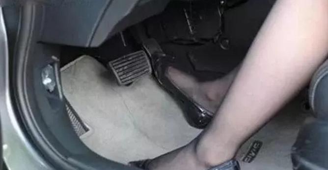 容易引起爆胎的停车方式,120码高速路车爆胎如何自救