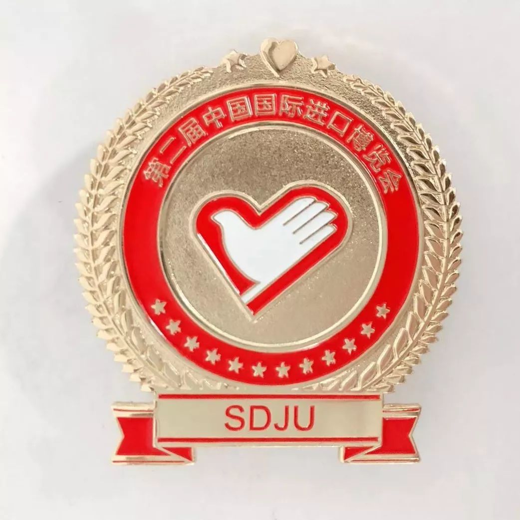 同学，换徽章吗？沪上各高校“小叶子”进博徽章大集合！