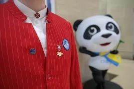 同学，换徽章吗？沪上各高校“小叶子”进博徽章大集合！