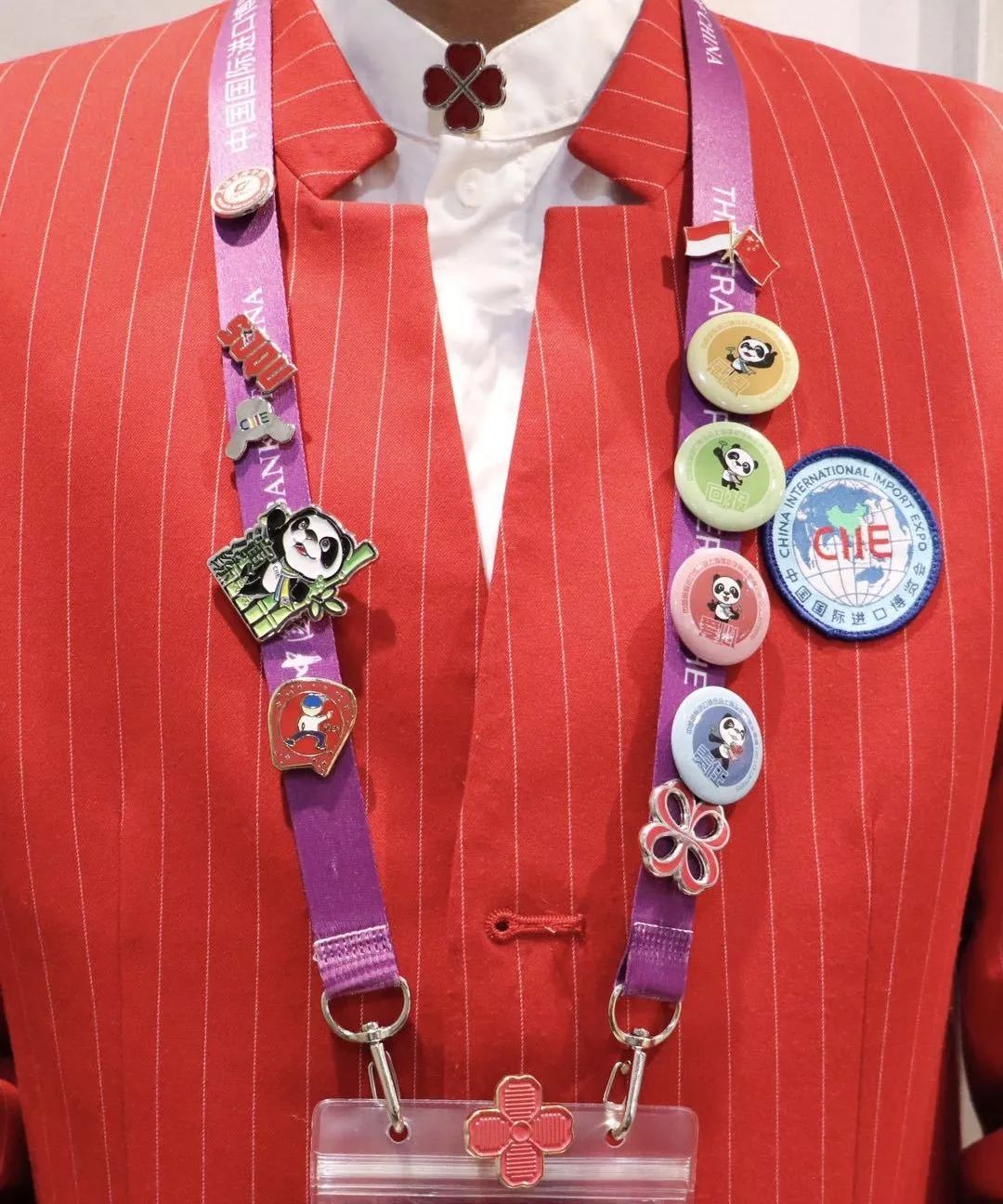 同学，换徽章吗？沪上各高校“小叶子”进博徽章大集合！