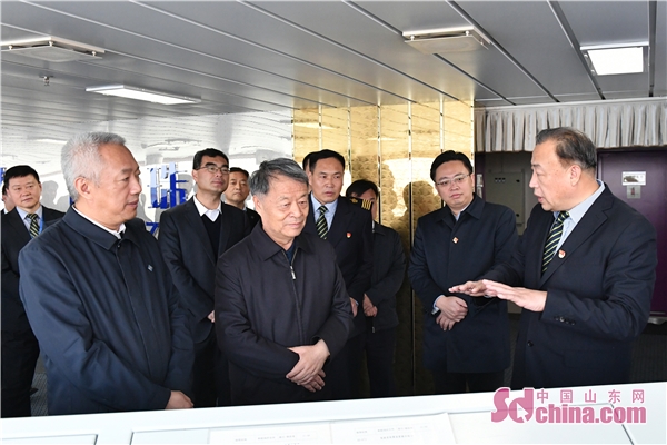 全国政协副主席、交通运输部*党**组书记杨传堂莅临渤海轮渡视察