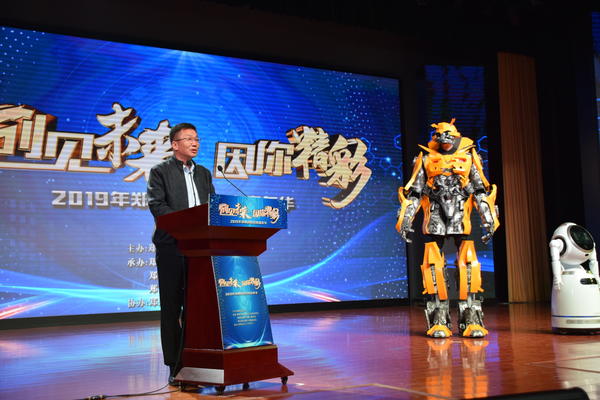 无人机编队、火箭模型发射、剪纸书签……2000余名郑州小创客玩转科创世界