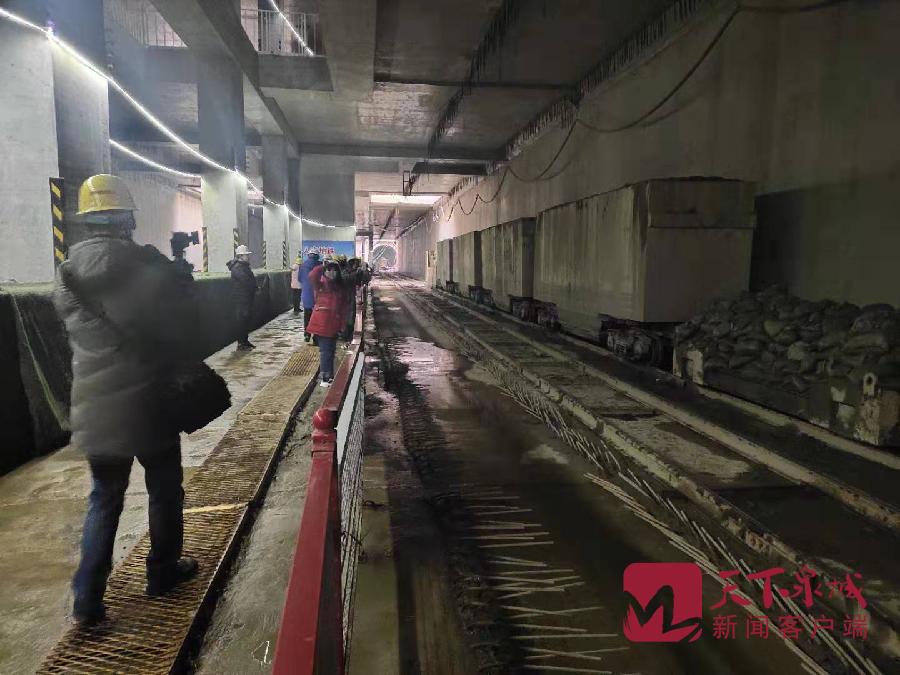 地铁2号线全程图片,上海地铁二号线内景最新