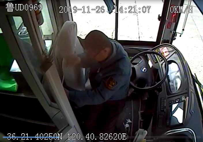 男子手机不慎掉入电梯缝,不小心把手机丢进公交车的零钱箱