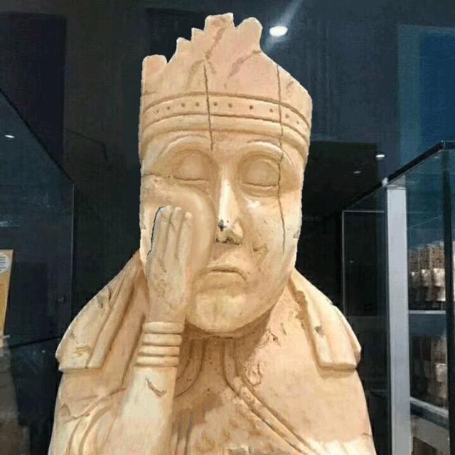 这张图非常火，网友留言说：这个星星就不知道把板凳往前挪一挪吗