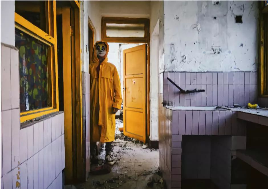 这张图非常火,网友留言说:这个星星就不知道把板凳往前挪一挪吗