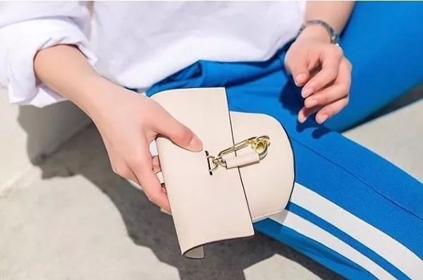 看中一个包包看了很久还是喜欢,看上了一款新款包包