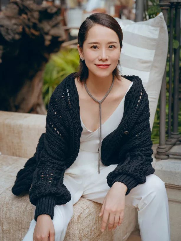 低胸≠暴露!或许你与性感女神只差一件V领的距离