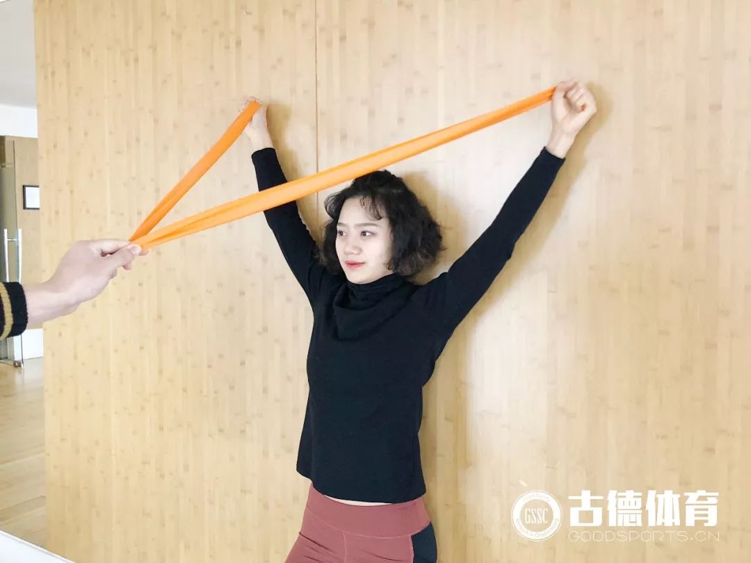 如何矫正耸肩的动作,做动作总是斜方肌代偿