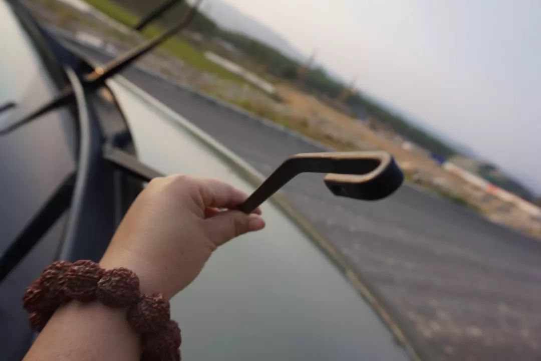 严重老化开裂,雨刮还不换?只会加玻璃水的7年老司机终于迎来换雨刮首秀!宝骏560女车主“*力暴**”安装的新雨刮,靠谱吗?