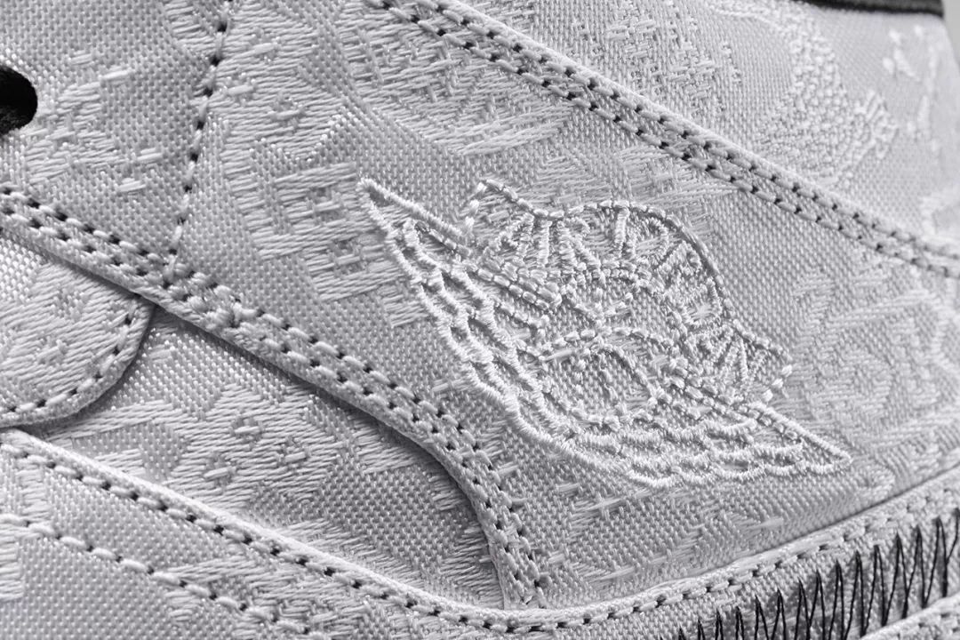 倪妮泳装“湿身”撩人;陈冠希“炒鞋”引群架;无印良品搞装修