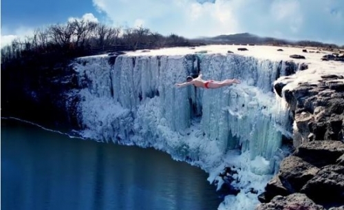 镜泊湖冬日瀑布,冬天镜泊湖吊水楼瀑布