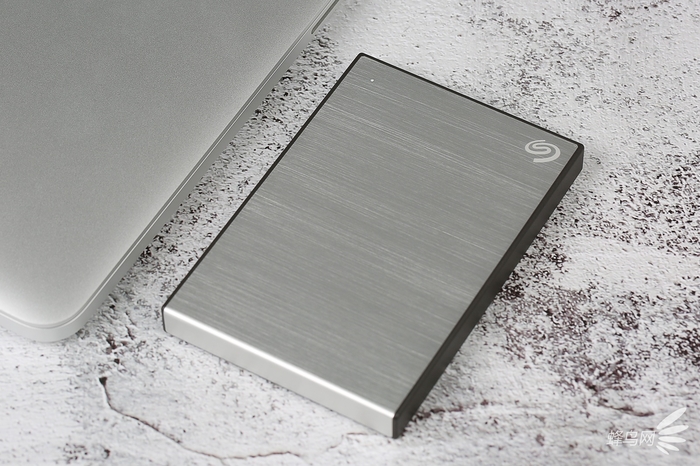 希捷硬盘睿翼系列和铭系列哪个好,希捷铭桌面移动硬盘测评