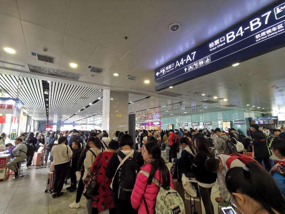 今年春运网上订票几月份开始,春节假期提醒春运车票预售期调整