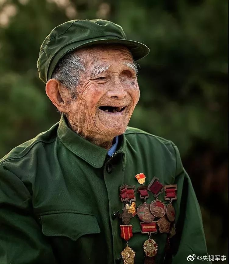 95岁抗战老兵最后的心愿令人泪目,92岁老兵回忆抗美援朝数次落泪