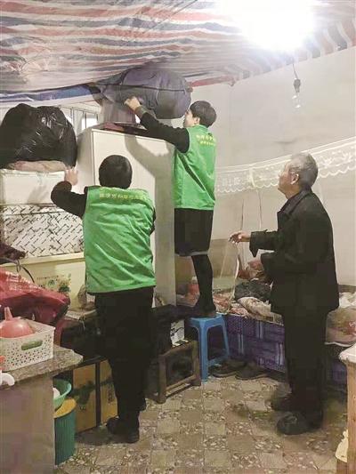 志愿者悉心照料空巢老人老人去世后留5万多元建爱心亭