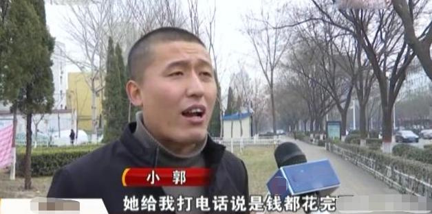 女子脚上拔出黑刺,女子脚底被一根刺扎伤了