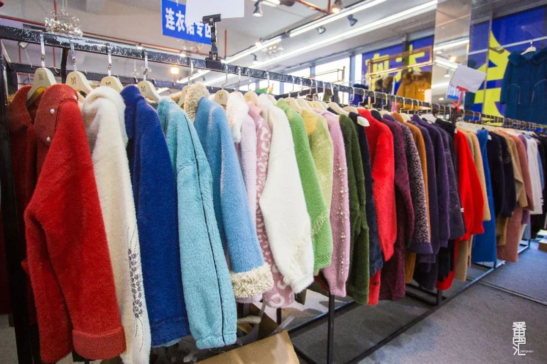 品牌羽绒服工厂99清仓,番禺南村羽绒服厂家清仓