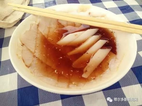 老板端来一碗饭,老板来一碗清汤