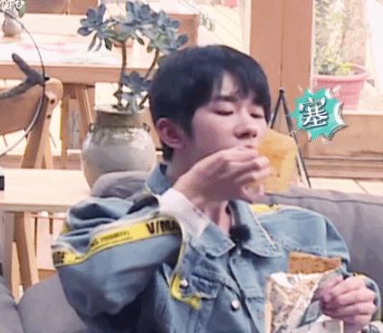 冒充易烊千玺骗小学生钱故事,4名男子冒充易烊千玺被骗