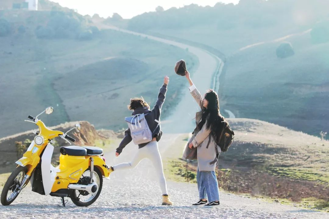 女司机骑摩托车,骑电动车旅游洱海