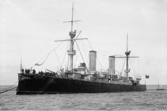 英国北洋水师墓前放山东舰照片,北洋水师墓前福建舰照片