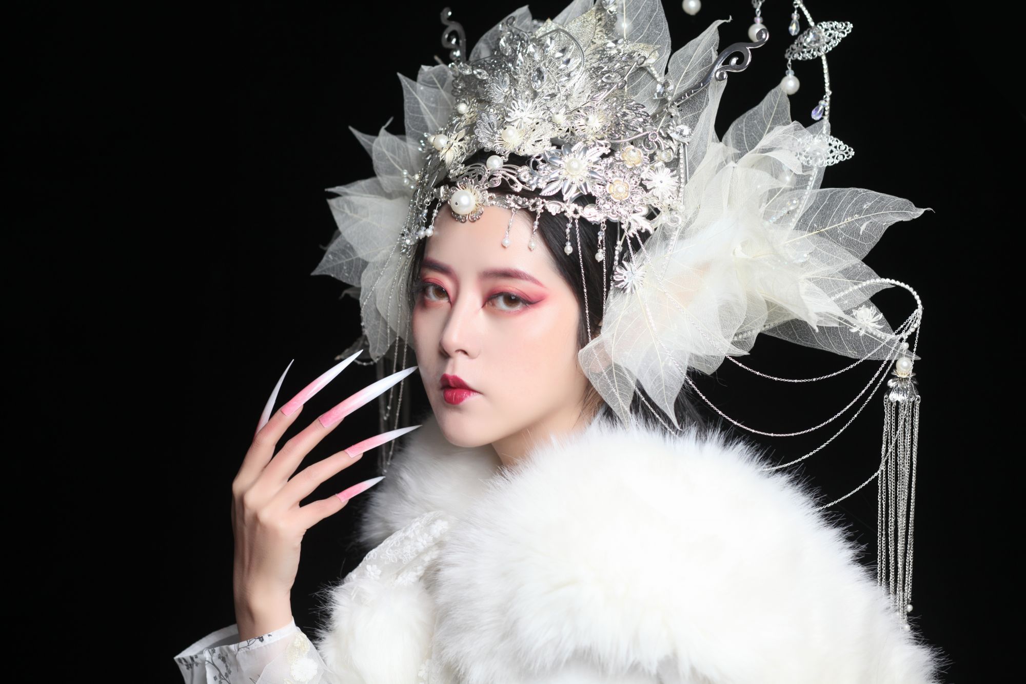 用易拉罐做凤冠的女孩,易拉罐还原凤冠