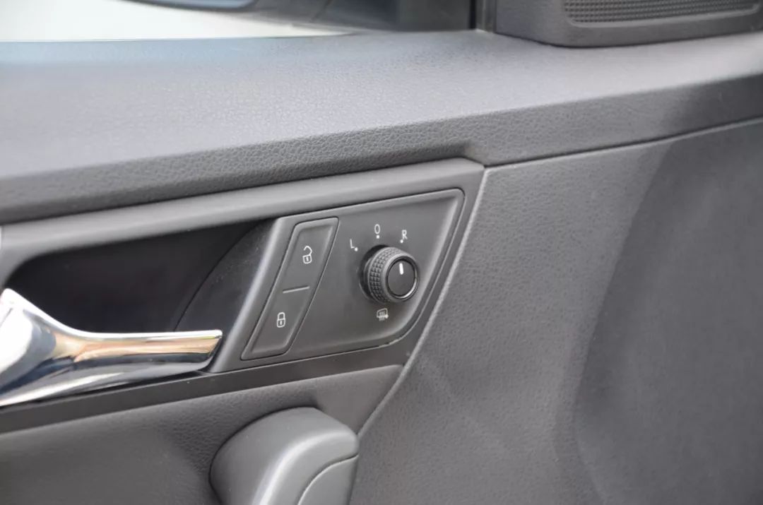 左手丰田右手大众，只花了不到5w成为人生赢家！这辆二手的朗行配置不输自家的卡罗拉！车主赚到了