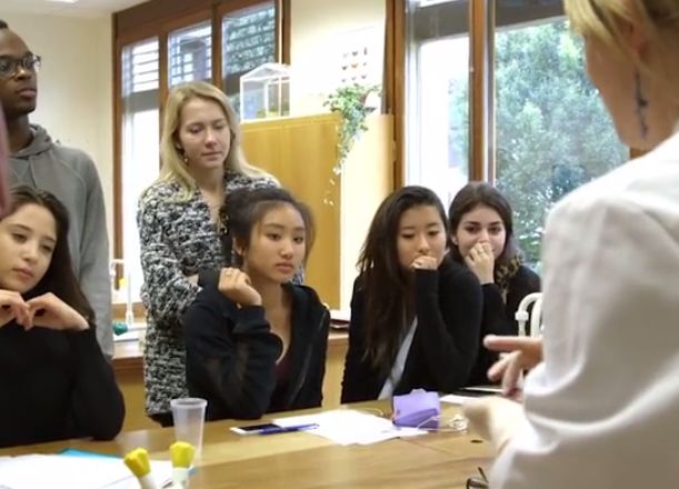 赵文卓女儿在英国上的高中,赵文卓女儿上的是职业学校吗