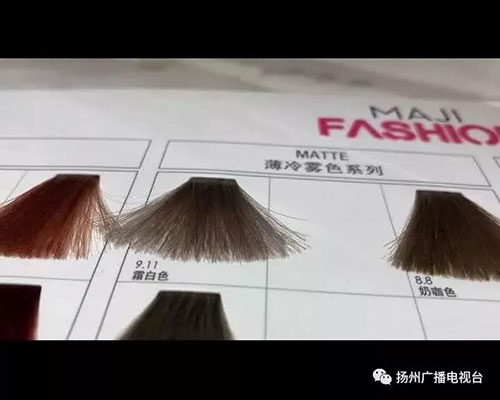 理发店漂发把头皮烫伤商家不认账,女子去理发店做头发被烫伤了