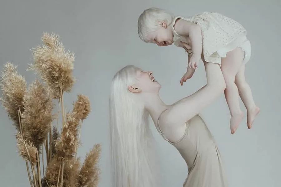 “白化病姐妹”逆袭时尚界；MAC“砸”故宫招牌？阿里“无隐私”大厦...「设计烩报296期」