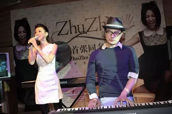 连续8年蝉联全球最美100人,35岁性感*物尤**凭美胸翻红,网友:我就是馋她身子