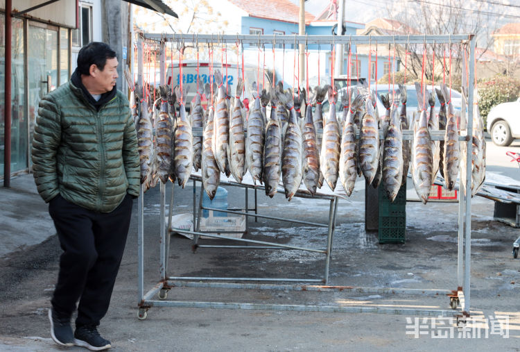 晾晒的各种鱼悬挂路边很是壮观,面包鱼价格为35元一斤,大鲈鱼42一斤……