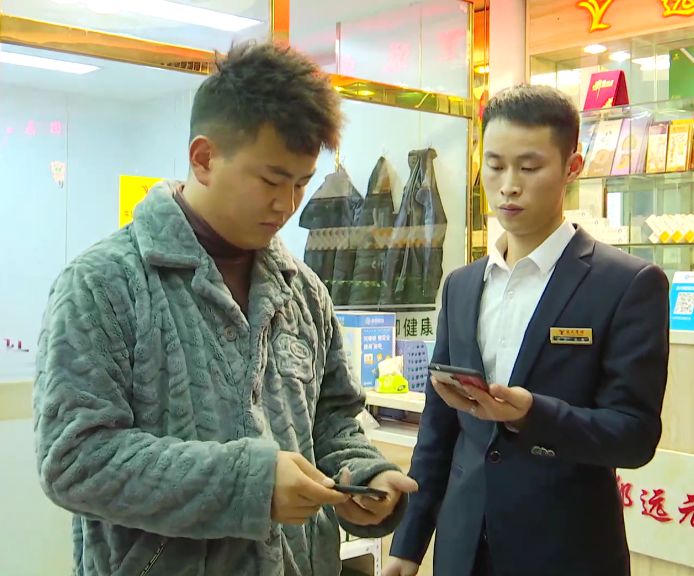 左脚小脚趾肌腱被玻璃割断,小伙脚底疼痛难受去修脚店修脚