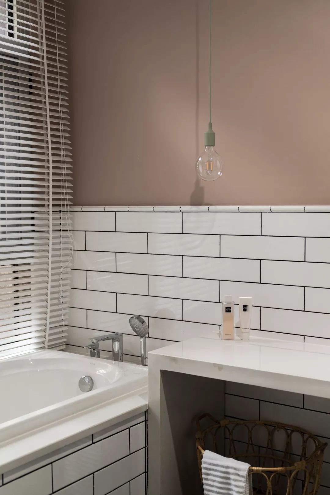 她家院子比房子还大,足足有80m²,在城里也能过得像李子柒