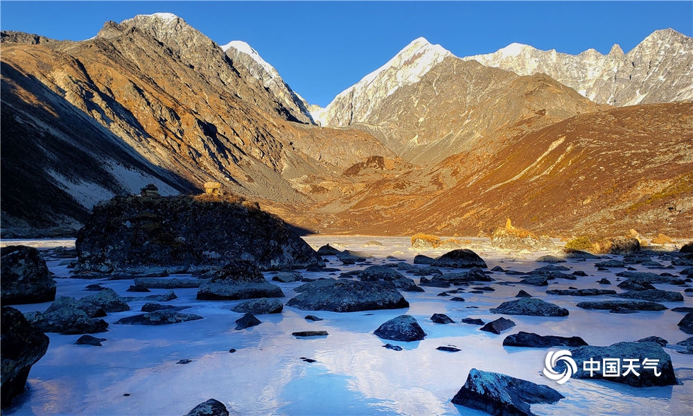 四川康定雪山迎朝阳日照金山无比震撼