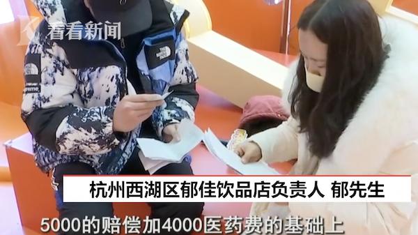 一女子买奶茶闻到烧焦味,女子正在买奶茶闻见焦味