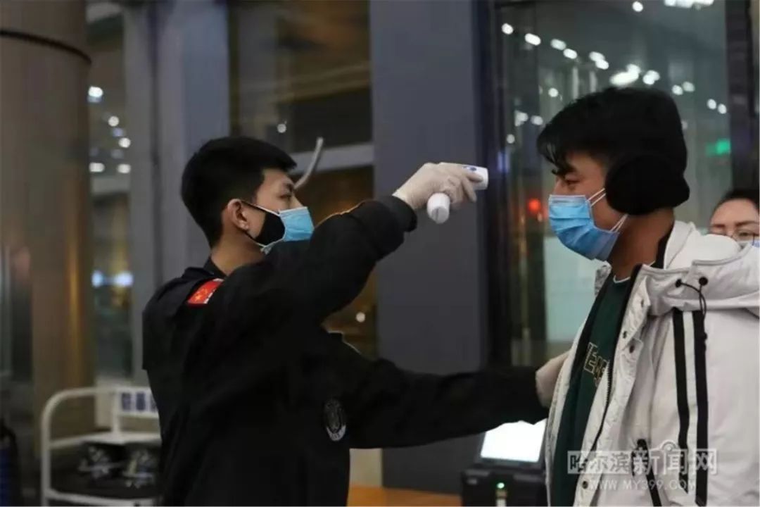 省内13座机场旅客进出港全测体温哈机场航站楼入口到达口均设体温检测点｜黑龙江新增新型冠状病毒感染的肺炎确诊病例6例重症病例1例