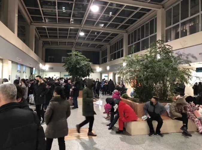 那位在电话里崩溃咆哮的医生到底经历了什么？